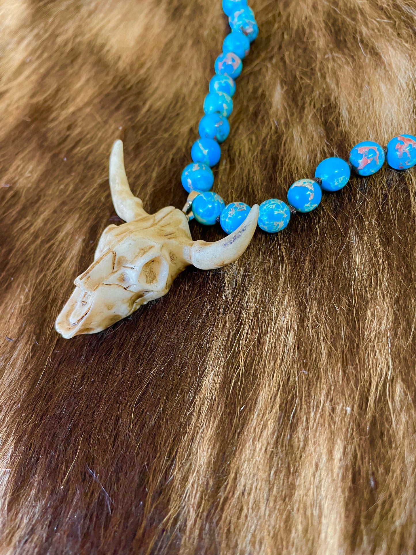 J6917 - Resin Bull Pendant Necklace